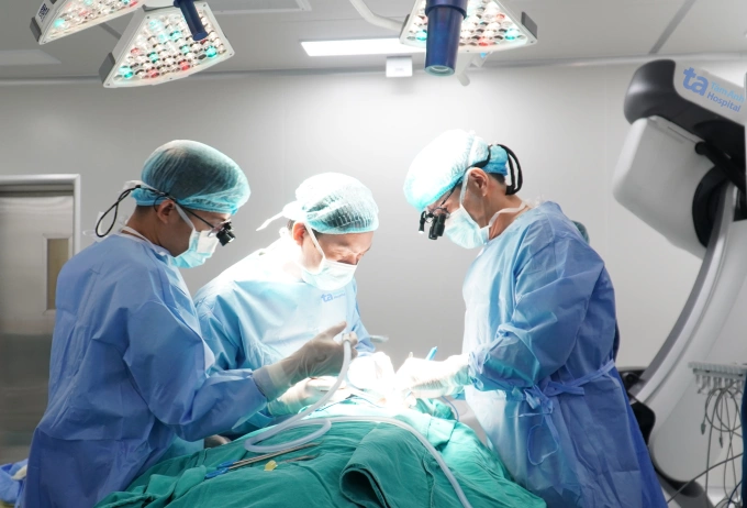 Các bác sĩ cắt tuyến giáp cho bệnh nhân ung thư. Ảnh: Bệnh viện Đa khoa Tâm Anh