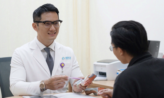 Bác sĩ Bình thăm khám cho bệnh nhân. Ảnh: Lâm Anh