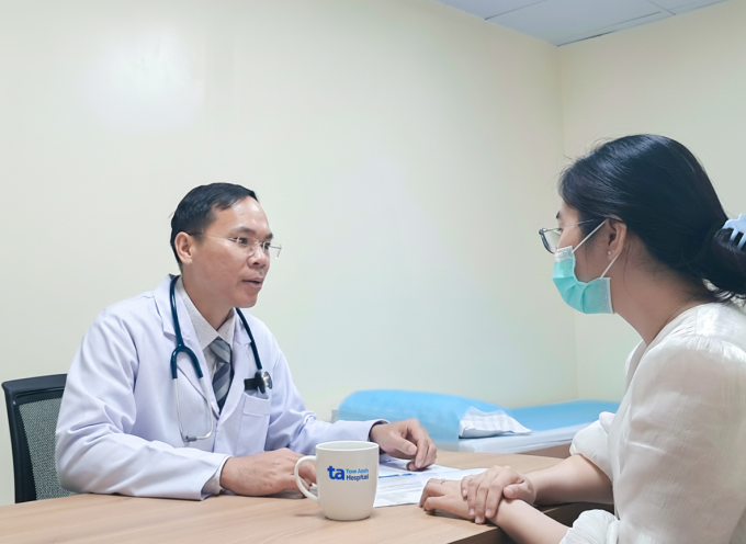 Bác sĩ Duy tư vấn cho một phụ nữ. Ảnh minh họa: Bệnh viện Đa khoa Tâm Anh