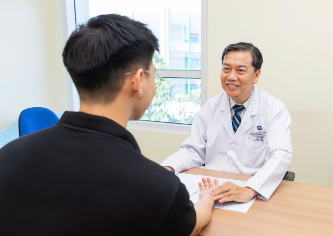 Bác sĩ Quang Minh đang kiểm tra sức khỏe cho người bệnh. Ảnh: Bệnh viện Đa khoa Tâm Anh