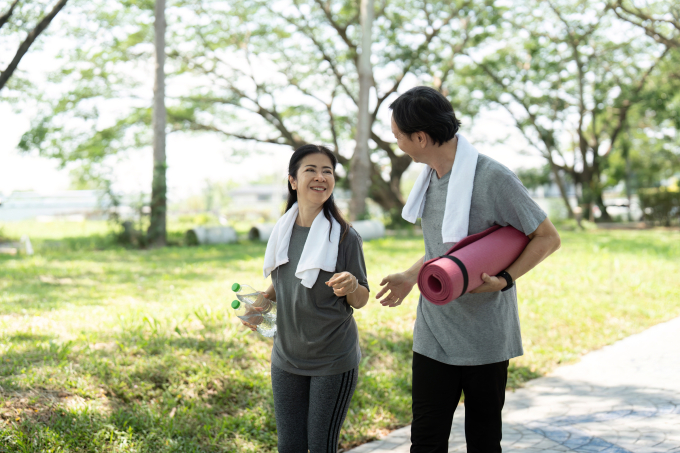 Cặp vợ chồng duy trì tập thể dục để tăng cường sức khỏe và phòng bệnh. Ảnh: Vecteezy