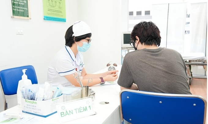 Một bệnh nhân tiêm chủng tại Bệnh viện Bạch Mai. Ảnh: Nguyên Hà