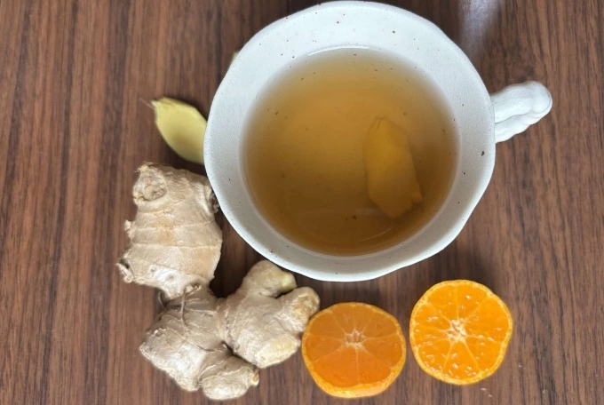 Trà gừng có tính nóng, giúp giảm viêm. Ảnh: Anh Chi