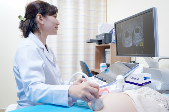 Bác sĩ Phương siêu âm cho một thai phụ. Ảnh minh họa: Phòng khám Đa khoa Tâm Anh Quận 7