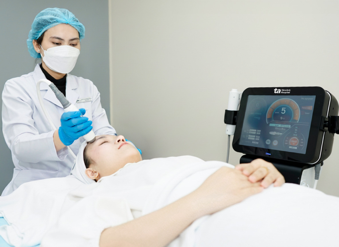 Bác sĩ sử dụng công nghệ sóng siêu âm hội tụ HIFU để cải thiện tình trạng da kém đàn hồi. Ảnh minh họa: Bệnh viện Đa khoa Tâm Anh