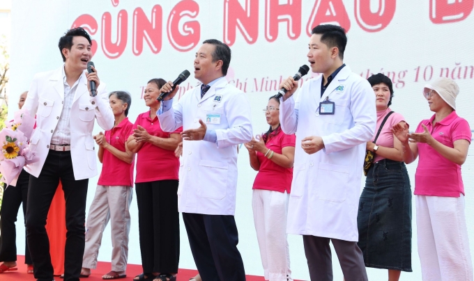 Các bệnh nhân ung thư vú hòa giọng cùng ca sĩ Nguyễn Phi Hùng (áo trắng, bìa trái) và bác sĩ Bệnh viện Ung bướu TP HCM tại chương trình ra mắt câu lạc bộ Cùng nhau bước, ngày 20/10. Ảnh: Thảo Huỳnh