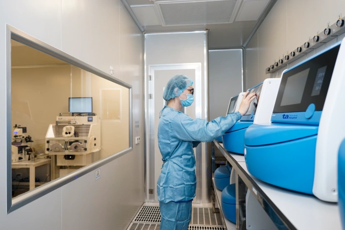 Hệ thống tủ nuôi cấy phôi động học tích hợp trí tuệ nhân tạo của IVF Tâm Anh. Ảnh: Thanh Luận