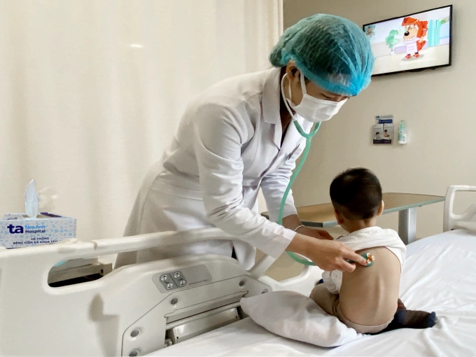 Trẻ bị viêm phổi do RSV điều trị tại Bệnh viện Đa khoa Tâm Anh Hà Nội. Ảnh: Trịnh Mai
