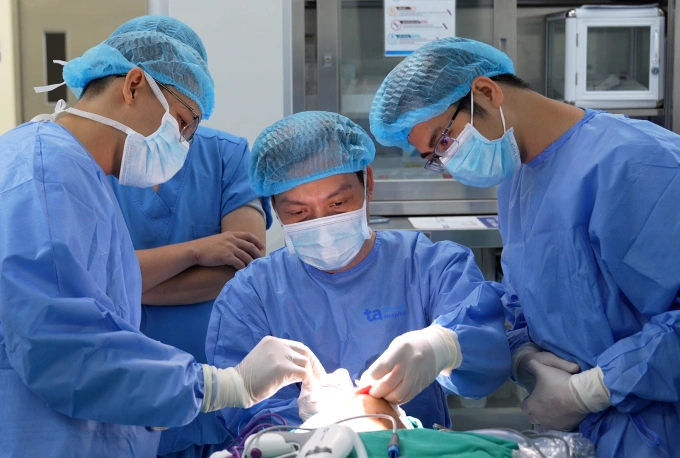 Phẫu thuật cho bệnh nhân ung thư lưỡi. Ảnh: Bệnh viện Đa khoa Tâm Anh