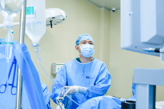 Bác sĩ Đạt thực hiện liệu pháp Rezum thu nhỏ tuyến tiền liệt cho ông Nguyên. Ảnh: Bệnh viện Đa khoa Tâm Anh