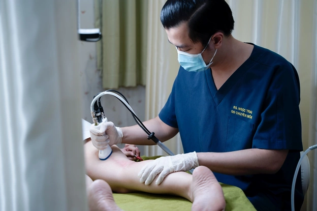 TS.BS Ngọc Trai đang điều trị rạn da cho khách hàng nữ. Ảnh: Pearl Premium Clinic