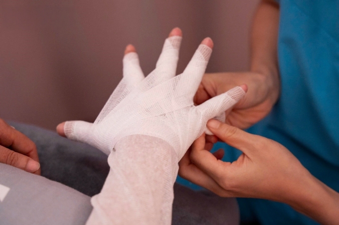 Bác sĩ sử dụng băng ép cho vùng bị phù nề ở bệnh nhân bạch mạch. Ảnh: Myrehab Matsuoka