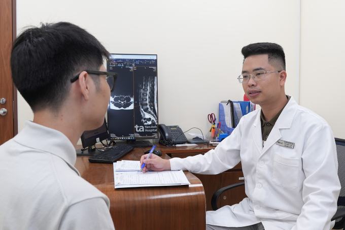 Bác sĩ tư vấn cho bệnh nhân có nang ống sống. Ảnh: Bệnh viện Đa khoa Tâm Anh