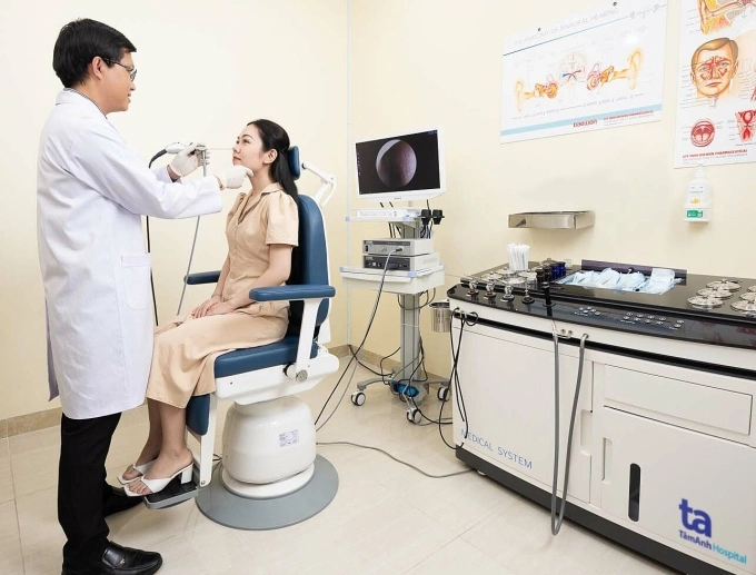 Bác sĩ Phát nội soi mũi cho một người bệnh. Ảnh: Phòng khám Đa khoa Tâm Anh Quận 7