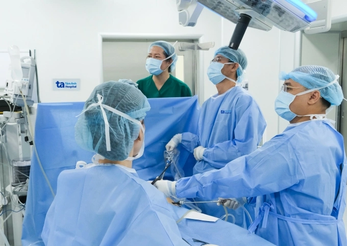 Bác sĩ Vũ (giữa) phẫu thuật nội soi cho bệnh nhi bị viêm ruột thừa. Ảnh: Bệnh viện Đa khoa Tâm Anh