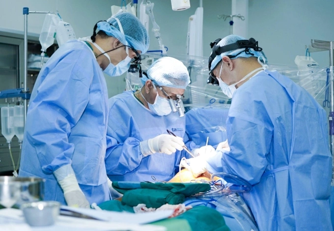 Bác sĩ Khang (giữa) cùng ê kíp phẫu thuật bắc cầu mạch vành cho bệnh nhân. Ảnh: Thanh Luận