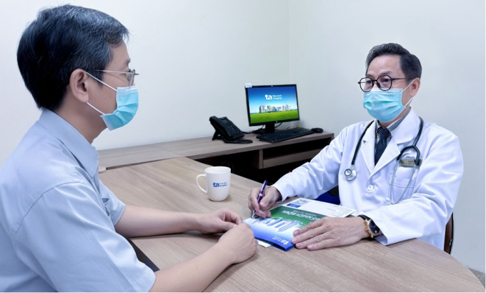 Bác sĩ Thành khám cho người bệnh. Ảnh: Bệnh viện Đa khoa Tâm Anh