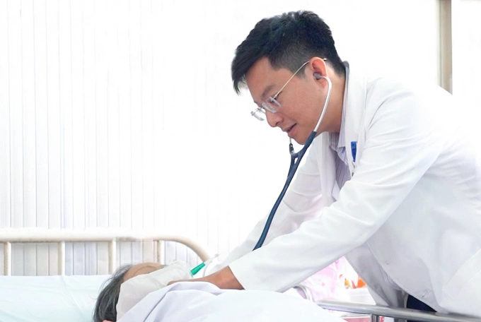 Bác sĩ Sơn thăm khám người bệnh. Ảnh: Bệnh viện cung cấp