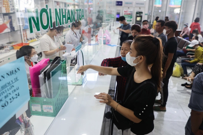 Người dân lấy thuốc tại nhà thuốc Bệnh viện Quân y 175. Ảnh: Quỳnh Trần
