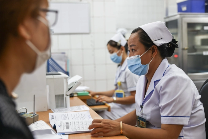 Khám bệnh tại Bệnh viện Bệnh Nhiệt đới TP HCM. Ảnh: Quỳnh Trần