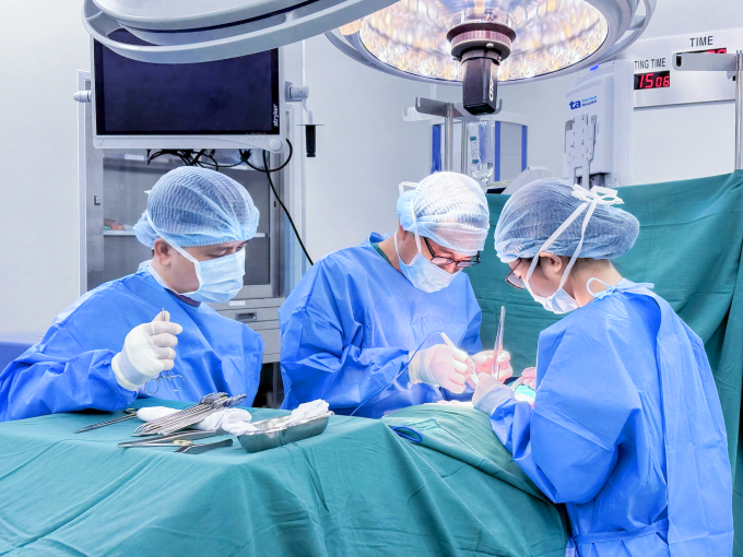 Bác sĩ Huân (giữa) và ê-kip phẫu thuật cho bệnh nhân Nghề. Ảnh: Bệnh viện Đa khoa Tâm Anh