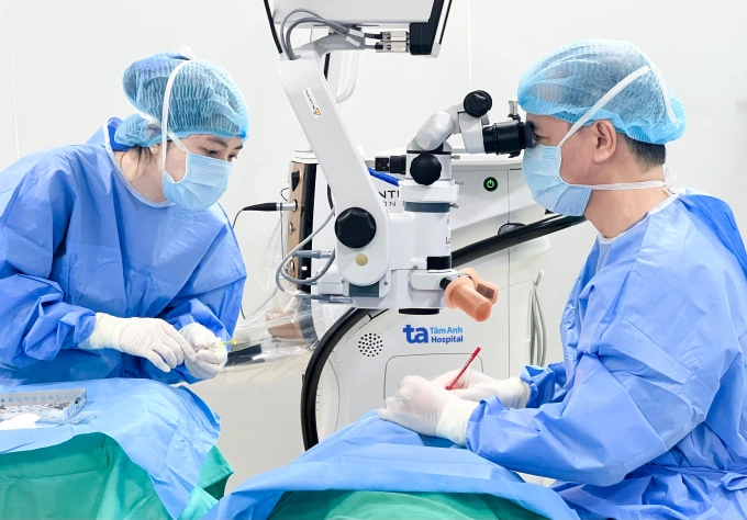 Bác sĩ phẫu thuật phaco thay thủy tinh thể mắt phải cho bà Ngân. Ảnh: Bệnh viện Đa khoa Tâm Anh