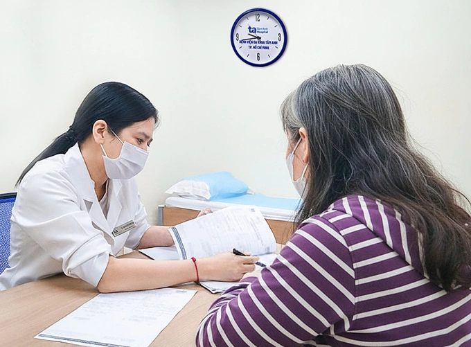Bác sĩ Trâm kiểm tra lại các chỉ số xét nghiệm của bà Long. Ảnh: Bệnh viện Đa khoa Tâm Anh