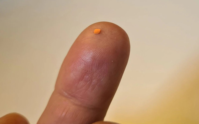 Thiết bị cấy ghép mắt có kích thước 2 mm x 2 mm. Ảnh: Moorfields Eye Hospital