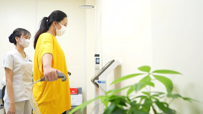 Khách hàng kiểm soát cân nặng tại Trung tâm Kiểm soát cân nặng và Điều trị béo phì, Bệnh viện Đa khoa Tâm Anh Hà Nội. Ảnh: Quang Huy