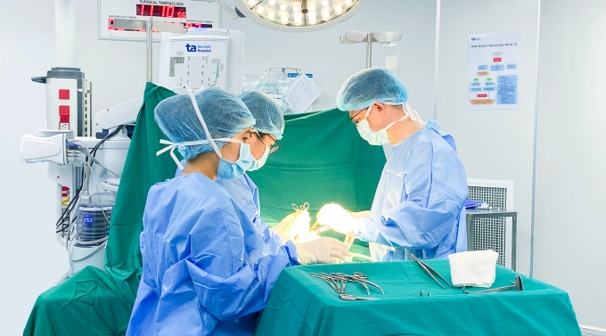 Bác sĩ Tấn và êkíp phẫu thuật cho bà Hân. Ảnh: Bệnh viện Đa khoa Tâm Anh