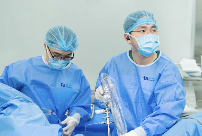 BS.CKI Phan Huỳnh Tiến Đạt (phải) đang thực hiện một ca phẫu thuật tại khoa Tiết niệu. Ảnh: Bệnh viện Đa khoa Tâm Anh