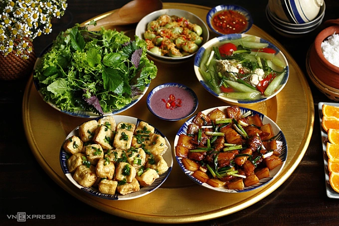 Thứ tự ăn để lành mạnh hơn, bắt đầu bằng rau, thịt, cuối cùng là tinh bột. Ảnh: Bùi Thủy