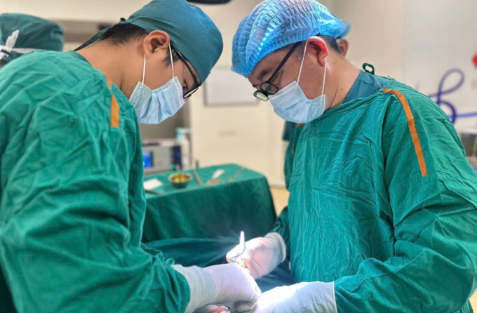 Bác sĩ phẫu thuật cho bệnh nhân. Ảnh: Bệnh viện cung cấp