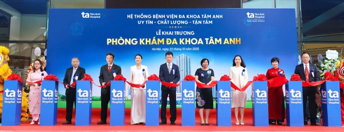 Đại diện Bệnh viện Tâm Anh cắt băng khai trương phòng khám. Ảnh: Thanh Linh