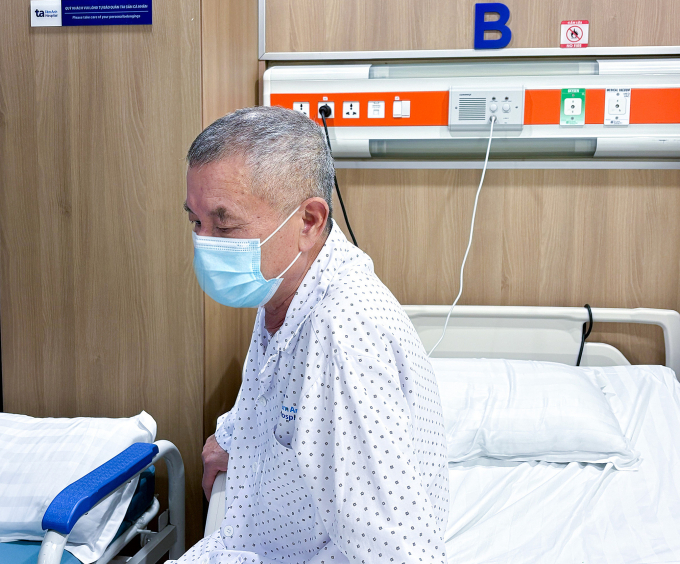 Ông Nghề sau phẫu thuật cắt tuyến giáp. Ảnh: Bệnh viện cung cấp