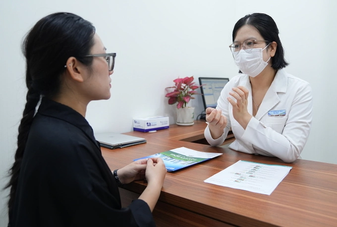 Bác sĩ thăm khám cho một phụ nữ sau tiêm meso. Ảnh: Bệnh viện Đa khoa Tâm Anh