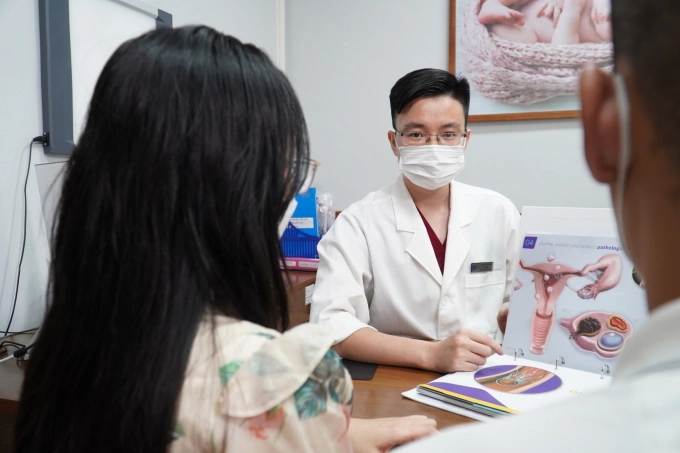 Bác sĩ tư vấn cho bệnh nhân vô sinh. Ảnh minh họa: Bệnh viện Đa khoa Tâm Anh