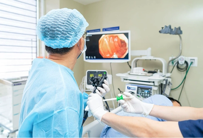 Bác sĩ Hữu Tùng đang thực hiện kỹ thuật ESD cắt khối tổn thương polyp cho bà Hương. Ảnh: Bệnh viện Đa khoa Tâm Anh