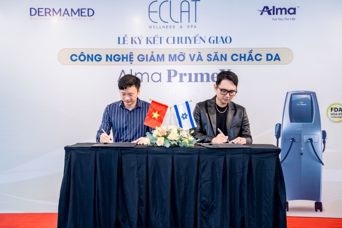 Đại diện Éclat và Dermamed (phải) ký kết chuyển giao công nghệ mới. Ảnh: Dermamed