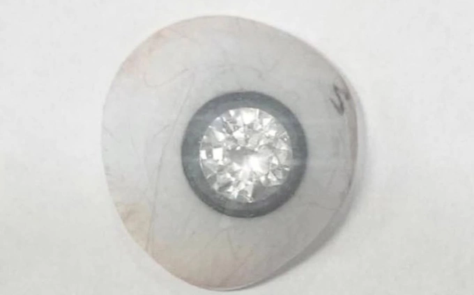 Viên kim cương 2 carat được gắn trong tròng đen của mắt. Ảnh: Instagram/artificialeyesbyjohnimm
