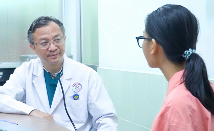 Bác sĩ Thái An thăm khám, tư vấn cho người bệnh. Ảnh: Bệnh viện cung cấp
