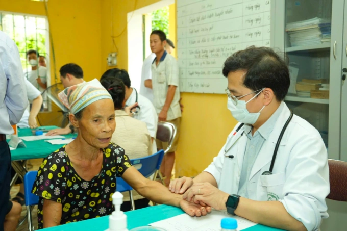 PGS.TS Vũ Văn Giáp khám bệnh cho người dân địa phương. Ảnh: Thế Anh