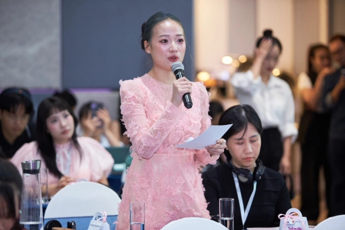 Lê Thị Mỹ Linh - Á Hậu Doanh Nhân Việt Nam 2025, một trong những nữ doanh nhân trẻ đặt câu hỏi cho bà Mary Pauline bí quyết chăm sóc sức khỏe thể chất và tinh thần trong nhịp sống bận rộn, để luôn tự tin và xinh đẹp. Ảnh: