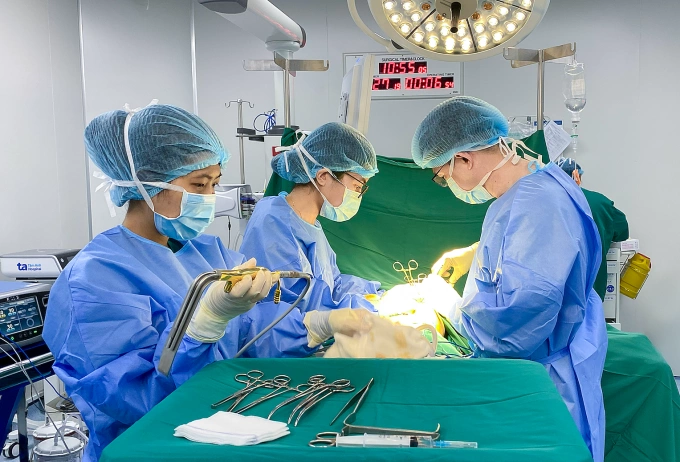 Các bác sĩ đang xử trí biến chứng rò rỉ do đặt túi ngực sau 10 năm cho một bệnh nhân. Ảnh: Bệnh viện cung cấp