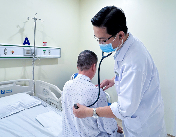 Viêm phế quản mạn tính có lây không? Bác sĩ Thanh Phong khám cho người bệnh. Ảnh: Bệnh viện Đa khoa Tâm Anh