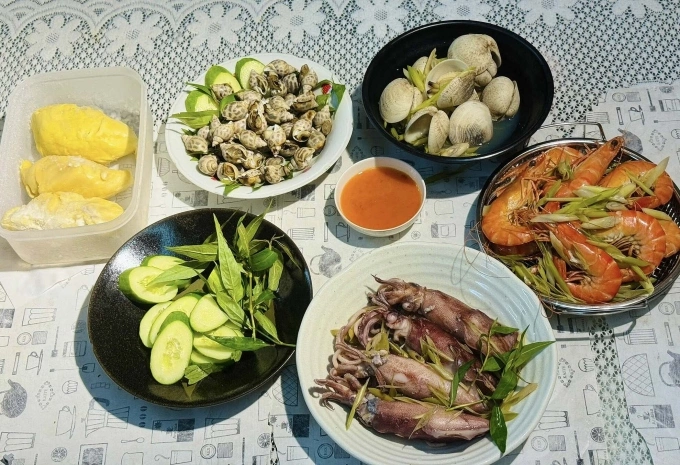 Hải sản chứa nhiều cholesterol nhưng giàu vitamin, khoáng chất, chất béo bão hòa. Ảnh: Thùy Lee