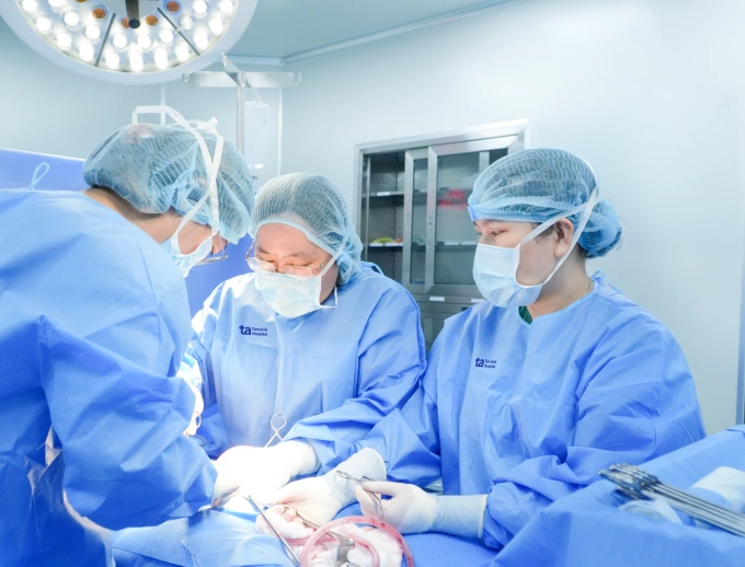ThS.BS Ngô Thị Bình Lụa (giữa) và ê kíp mổ lấy thai cho chị Trang. Ảnh: Tuệ Diễm