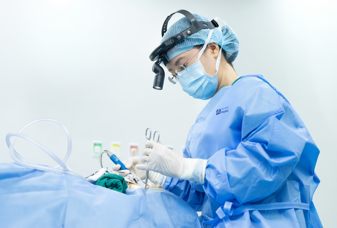 Bác sĩ Hằng đang phẫu thuật cắt amidan cho người bệnh ngủ ngáy. Ảnh: Bệnh viện Đa khoa Tâm Anh