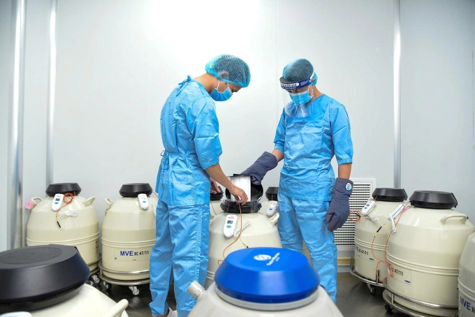 Chuyên viên trữ đông phôi bằng kỹ thuật thủy tinh hóa. Ảnh: Bệnh viện Đa khoa Tâm Anh