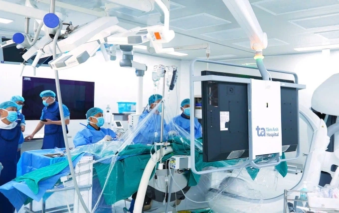 Êkíp can thiệp cấp cứu tái thông mạch cho người bệnh. Ảnh: Bệnh viện Đa khoa Tâm Anh